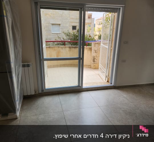 רצפה נקייה ליד דלת מרפסת פתוחה